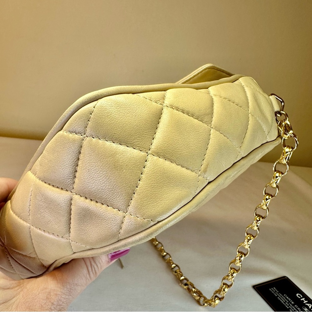 CHANEL Cream Quilted Bag with Gold Chain - Picture 11 of 16